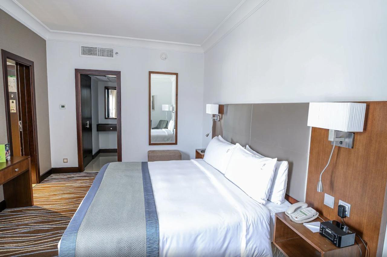 Copthorne Downtown By Millennium Hotell Abu Dhabi Exteriör bild